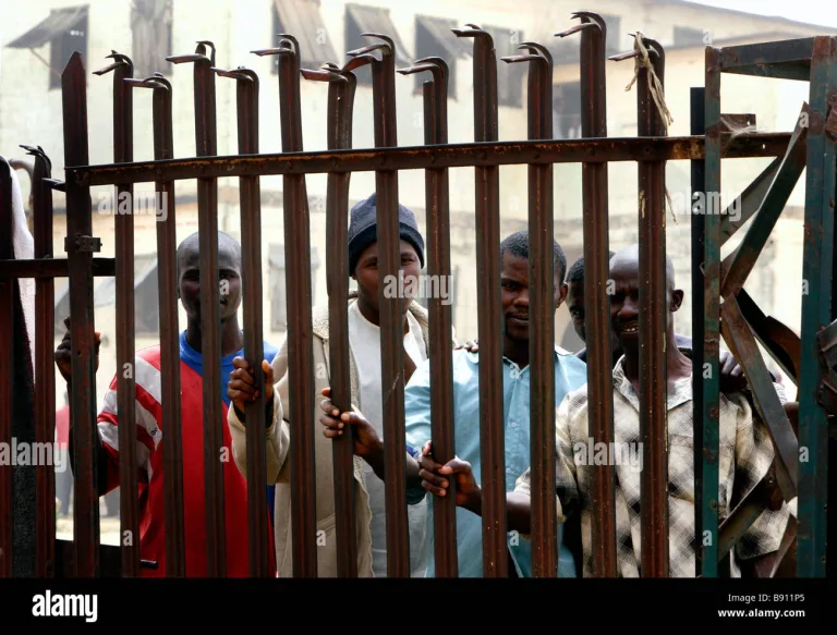 nigeria-prisoners-behind-bars-in-the-prison-of-jos-B911P5